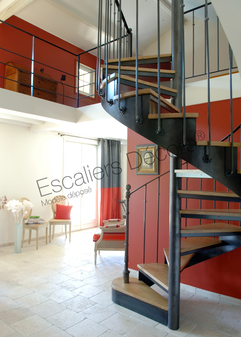 Photo DH45 - SPIR'DÉCO® Bistrot en colimaçon. Escalier intérieur d'accès mezzanine hélicoïdal métal et bois pour une décoration rétro. Vue 3